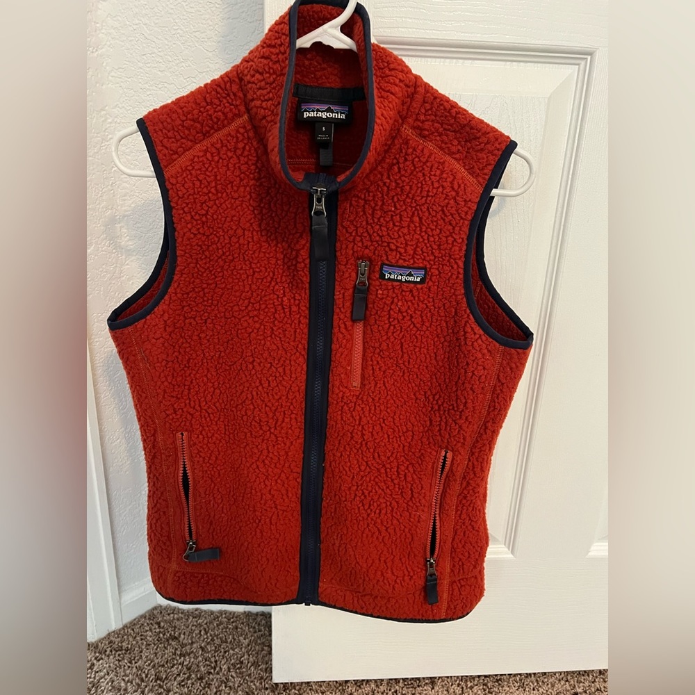 Patagonia rust vest with navy trim size small